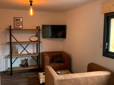 Télévision ou salle de divertissement dans l'établissement Le Cabanon de LaFermeDuNol
