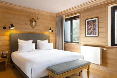 Un ou plusieurs lits dans un hébergement de l'établissement Hôtel Restaurant Spa Les Jardins De Sophie