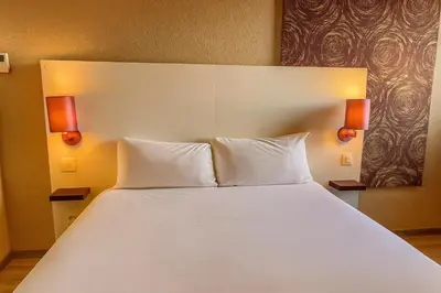 Un ou plusieurs lits dans un hébergement de l'établissement Hôtel restaurant Relais de Rixheim Ile Napoléon Mulhouse