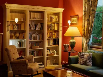 Bibliothèque dans l'hôtel