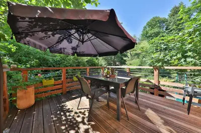 Jardin de l'établissement CHEZ LOU ET MAX : UN HAVRE DE PAIX.