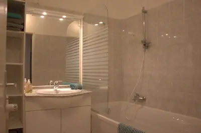 Salle de bains dans l'établissement Le MONTREAL F3 (2 chambres) Centre Ville/ GareTGV