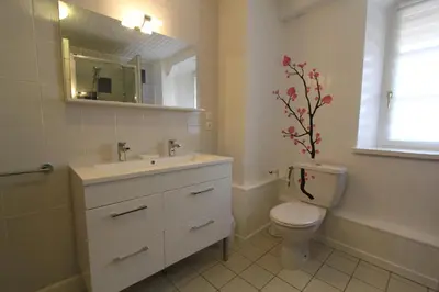 Salle de bains dans l'établissement Gîte L Écrin - Cœur de Riquewihr - 4 personnes