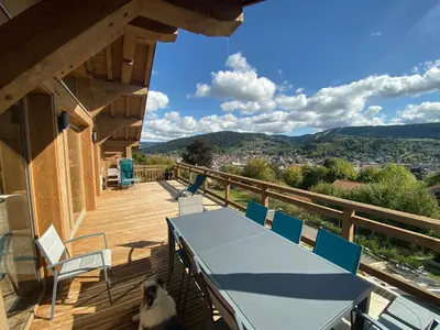 Vue générale sur la montagne ou vue sur la montagne depuis le chalet