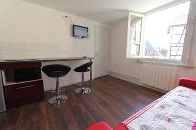 Télévision ou salle de divertissement dans l'établissement Chambre chez l'habitant Le Rouge-Gorge - Cœur de Riquewihr - 2 personnes