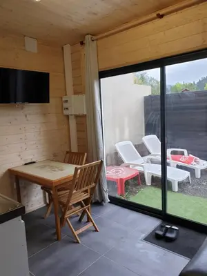 Télévision ou salle de divertissement dans l'établissement JACUZZI PRIVE Romann 1