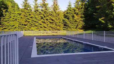 Piscine de l'établissement Tiny House - Cottages - Mobilhomes - Camping Les Granges Bas ou située à proximité