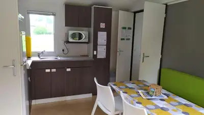 Cuisine ou kitchenette dans l'établissement Tiny House - Cottages - Mobilhomes - Camping Les Granges Bas