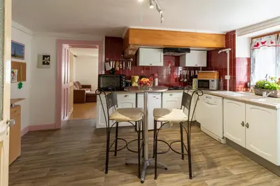 Cuisine ou kitchenette dans l'établissement Gite le Sotré draps et serviettes en option