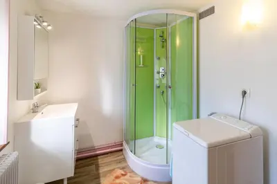 Salle de bains dans l'établissement Gite le Sotré draps et serviettes en option