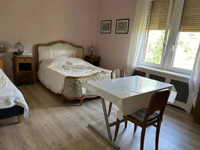 Un ou plusieurs lits dans un hébergement de l'établissement Chambre Gentiane 2 à 3 personnes wifi sdb partagée