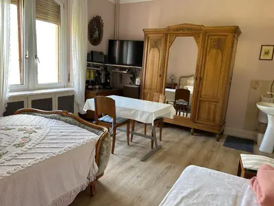 Un ou plusieurs lits dans un hébergement de l'établissement Chambre Gentiane 2 à 3 personnes wifi sdb partagée