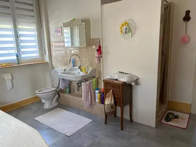 Salle de bains dans l'établissement Chambre Gentiane 2 à 3 personnes wifi sdb partagée