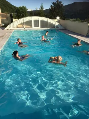 Piscine de l'établissement Chambre Gentiane 2 à 3 personnes wifi sdb partagée ou située à proximité