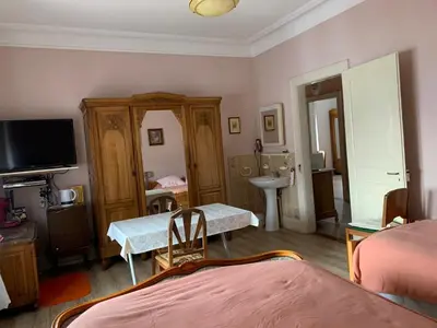 Télévision ou salle de divertissement dans l'établissement Chambre Gentiane 2 à 3 personnes wifi sdb partagée