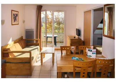 Télévision ou salle de divertissement dans l'établissement Residence Le Royal Golf & Horse