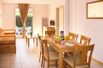 Télévision ou salle de divertissement dans l'établissement Residence Le Royal Golf & Horse