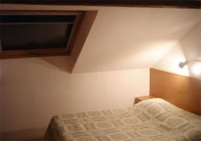 Un ou plusieurs lits dans un hébergement de l'établissement Hotel Restaurant De La Poste Mulhouse Ottmarsheim