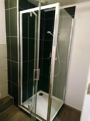 Salle de bains dans l'établissement RESTAURANT hébergement 
