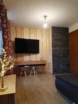Télévision ou salle de divertissement dans l'établissement La Pinéguette maison 12 personnes spa 6 pers décoration chalet sauna 4 pers