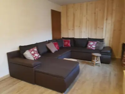 Coin salon dans l'établissement La Pinéguette maison 12 personnes spa 6 pers décoration chalet sauna 4 pers