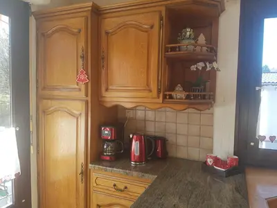Cuisine ou kitchenette dans l'établissement La Pinéguette maison 12 personnes spa 6 pers décoration chalet sauna 4 pers