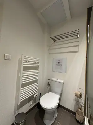 Salle de bains dans l'établissement Le 3 - Joli appartement T3 Mulhouse centre, Neuf, calme et tout équipé - stationnement gratuit