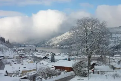L'établissement Entre lac et pistes en hiver