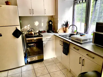 Cuisine ou kitchenette dans l'établissement Maison Dans les nuages