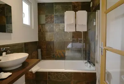 Salle de bains dans l'établissement San-Val' Eau