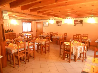 Restaurant ou autre lieu de restauration dans l'établissement Auberge du Saut des Cuves