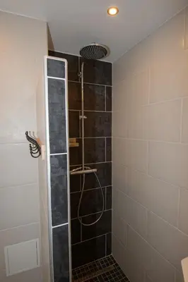 Salle de bains dans l'établissement Miellerie du lac