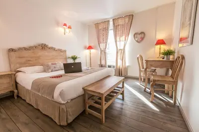 Un ou plusieurs lits dans un hébergement de l'établissement Brit Hotel Bristol Montbéliard Centre