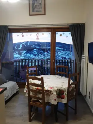Coin salon dans l'établissement Apartement sur les hauteurs de Gerardmer avec une SUPERBE VUE