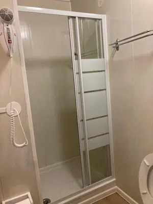 Salle de bains dans l'établissement Studios Lora RM 860
