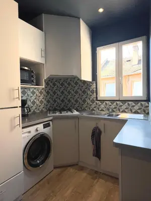 Cuisine ou kitchenette dans l'établissement The beautiful cosy apartment