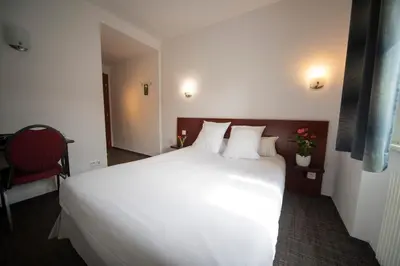 Un ou plusieurs lits dans un hébergement de l'établissement Logis Hôtel & Restaurant Au Lion d'Or
