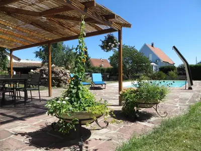 Jardin de l'établissement Le 128, duplex alsacien 10 personnes, piscine