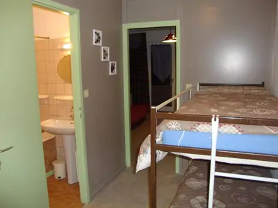 Salle de bains dans l'établissement studio ensoleillé