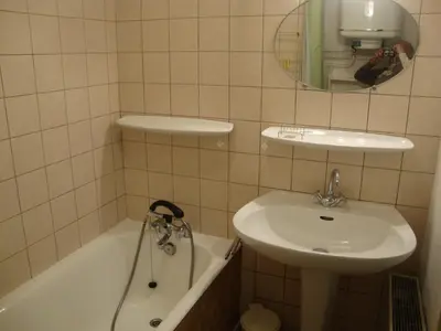 Salle de bains dans l'établissement studio ensoleillé