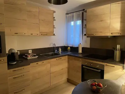 Cuisine ou kitchenette dans l'établissement Gîte Les Lilas