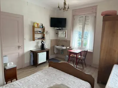 Un ou plusieurs lits dans un hébergement de l'établissement Chambre Arnica lit 140 wifi sdb partagée
