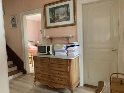 Un ou plusieurs lits dans un hébergement de l'établissement Chambre Arnica lit 140 wifi sdb partagée