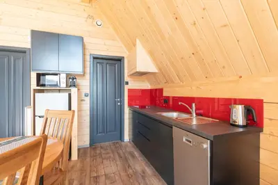 Cuisine ou kitchenette dans l'établissement Chalets Na'Thur lodge