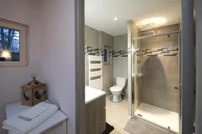 Salle de bains dans l'établissement Chalet les airelles -chalet cosy près de colmar dans les vosges