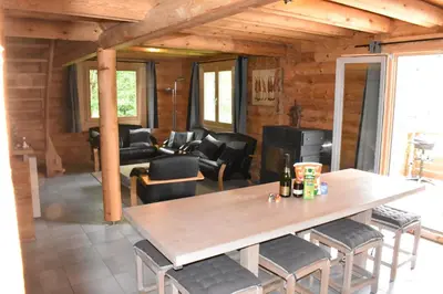 Coin salon dans l'établissement Chalet en rondins - 3 minutes des pistes