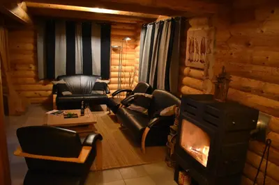 Coin salon dans l'établissement Chalet en rondins - 3 minutes des pistes