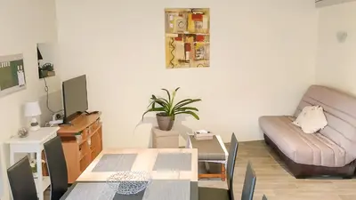 Télévision ou salle de divertissement dans l'établissement Le Familial