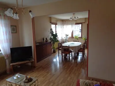 Télévision ou salle de divertissement dans l'établissement Chez Georges et Colette