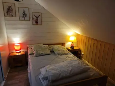 Un ou plusieurs lits dans un hébergement de l'établissement le familial avec spa, sauna salle de jeux